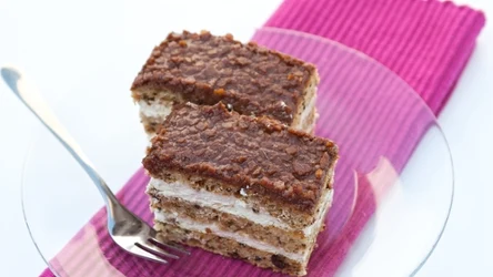 Ciasto idealne na wielkanocny stół. Zachwyca harmonijnym połączeniem kremu grysikowego oraz blatów miodowych.