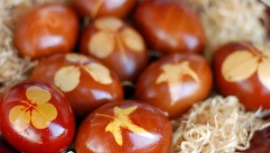 Najprostszy sposób na farbowanie jajek. Od lat używam tylko cebuli i sznurka