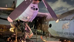 Zniszczony samolot w bazie lotniczej w Iraku