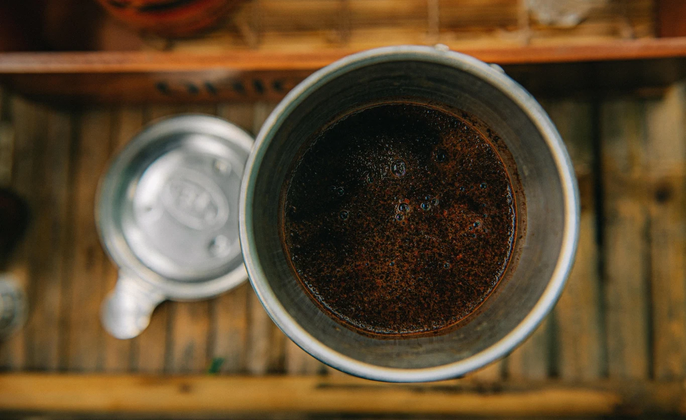 Kawę z octem można wykorzystać do czyszczenia. Kawa z octem jest najlepszym środkiem czyszczącym. Można stosować ją do mycia kuchni.