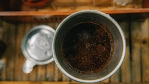 Wsyp kawę do octu. Patelnie będą czyste, jak nigdy wcześniej