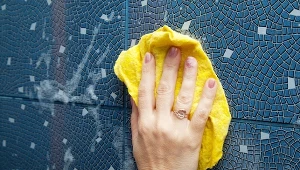 Lśniące płytki bez zacieków. Sekretna technika hotelowych sprzątaczek