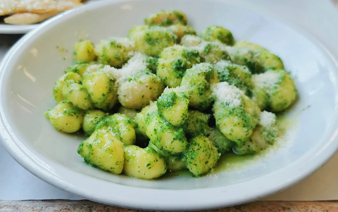 Ten sos jest nie tylko smaczny, ale również bardzo zdrowy - nie każdy o tym wie Gnocchi z pesto alla genovese.