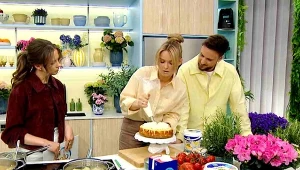 Wszystkie składniki na masę serową krótko miksujemy, tylko do połączenia, aby zachować puszystość