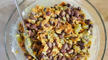 Ta sałatka ma oryginalny smak i jest bardzo sycąca