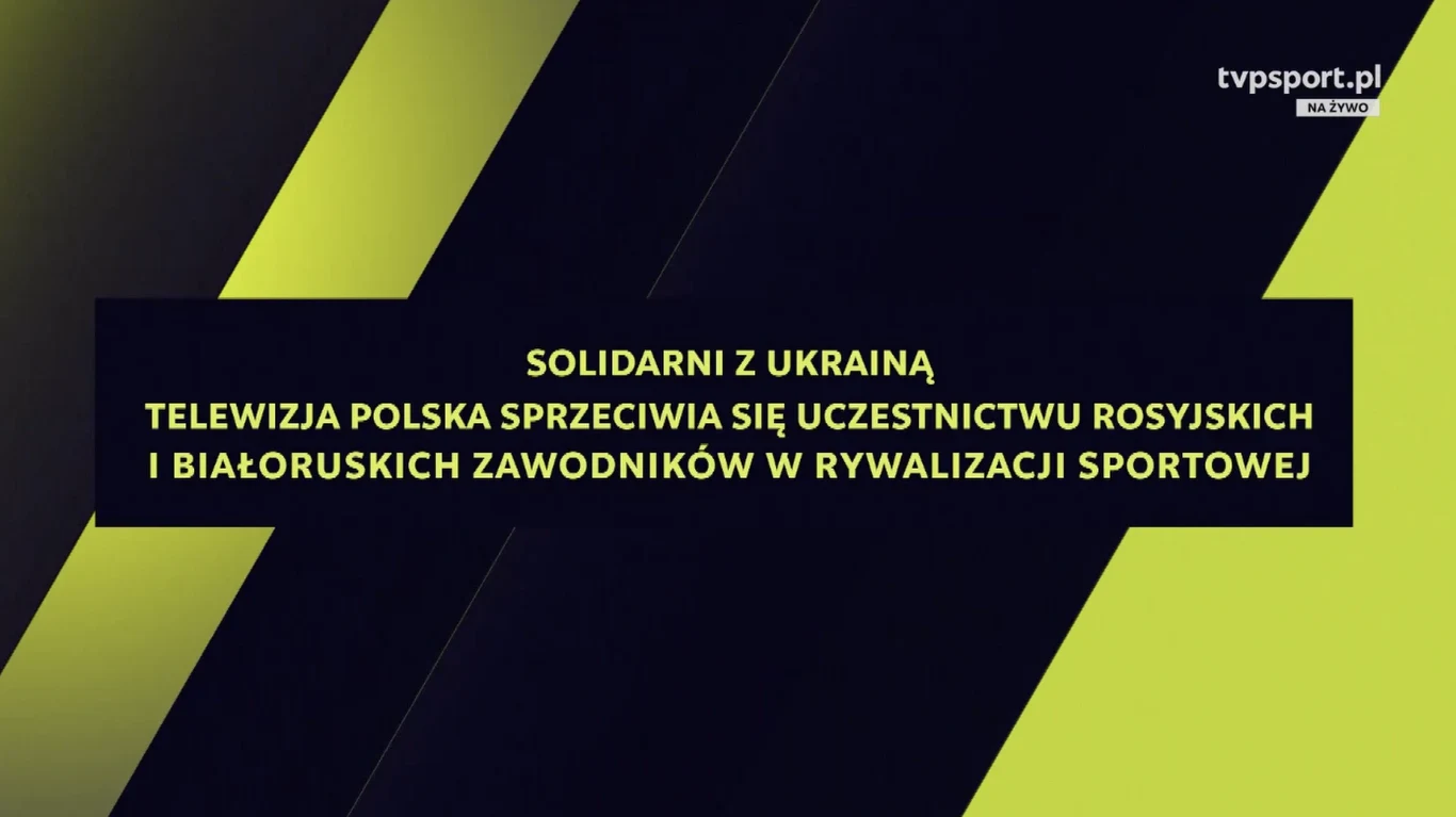 czarne i żółte geometryczne tło z białym napisem o solidarności z Ukrainą oraz sprzeciwie Telewizji Polskiej wobec udziału rosyjskich i białoruskich zawodników w rywalizacji sportowej; w prawym górnym rogu logo tvpsport.pl