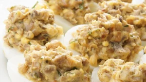 Jajka faszerowane z karmelizowaną cebulką to dobry pomysł na wielkanocne śniadanie