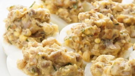 Jajka faszerowane z karmelizowaną cebulką to dobry pomysł na wielkanocne śniadanie