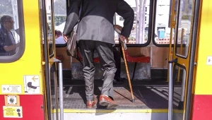 Czy seniorom w komunikacji miejskiej należy ustąpić miejsca? To zależy 