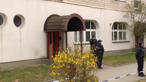 Policja w Wołominie odnalazła w jednym z bloków dwa ciała. W mieszkaniu przebywał także ranny 19-latek