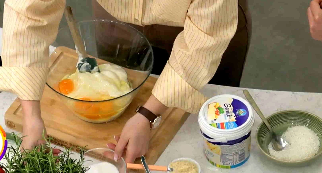 Wszystkie składniki na masę serową krótko miksujemy, tylko do połączenia, aby zachować puszystość