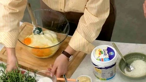 Wszystkie składniki na masę serową krótko miksujemy, tylko do połączenia, aby zachować puszystość