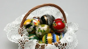 Serwetka to tradycyjna ozdoba wielkanocnego koszyka