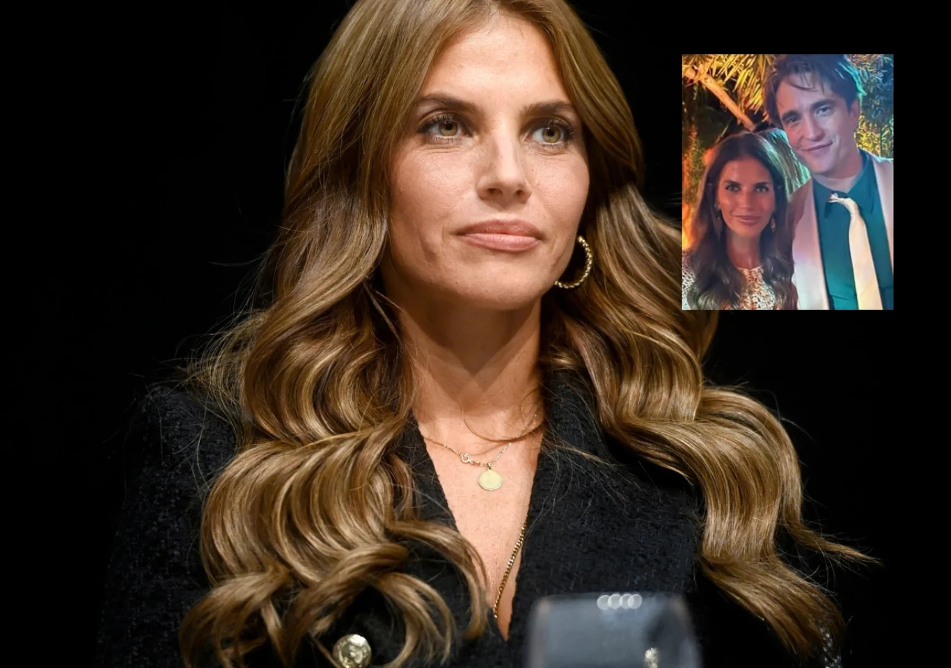 Kobieta o długich falowanych włosach w ciemnym stroju siedzi na tle czarnego tła; w prawym górnym rogu umieszczona jest mała fotografia przedstawiająca tę samą kobietę oraz mężczyznę w garniturze na tle oświetlonego otoczenia.