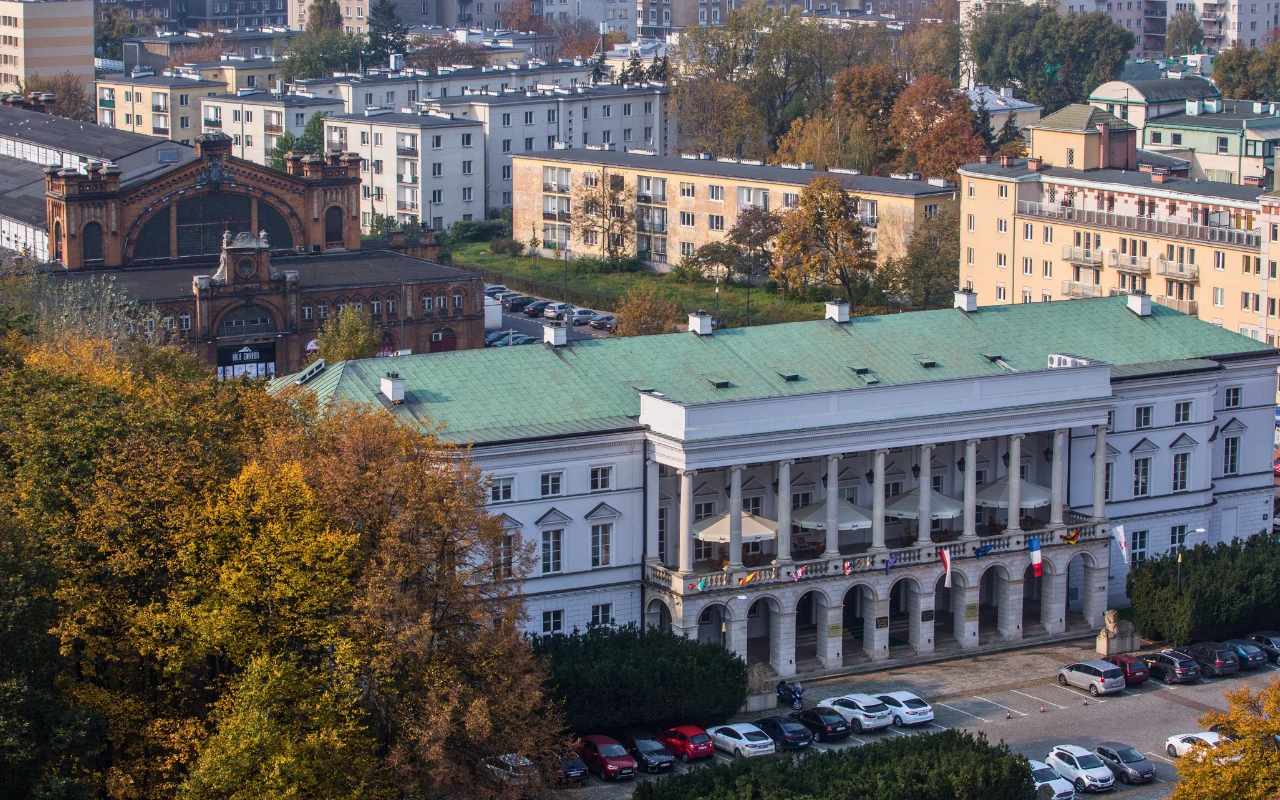 Pałac Lubomirskich w Warszawie Klasycystyczny Pałac Lubomirskich w Warszawie. W tle jedna z Hal Mirowskich oraz bloki przy Ptasiej.