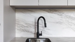 Kuchenny zamiennik wypiera płytki. Efekt jak z drogiego projektu