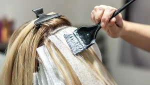 Platynowy blond jest już passé. Poproś fryzjera o taki kolor