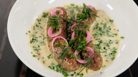 Smakowity sposób podania białej kiełbasy. Przepis idealny na Wielkanoc. 