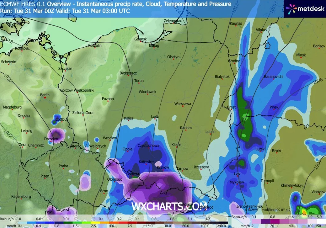 Mapa pogodowa Polski z zaznaczonymi strefami opadów deszczu i śniegu, najintensywniejsze opady widoczne nad południową i wschodnią częścią kraju, kolory na mapie ilustrują natężenie opadów oraz rozkład chmur według danych meteorologicznych.