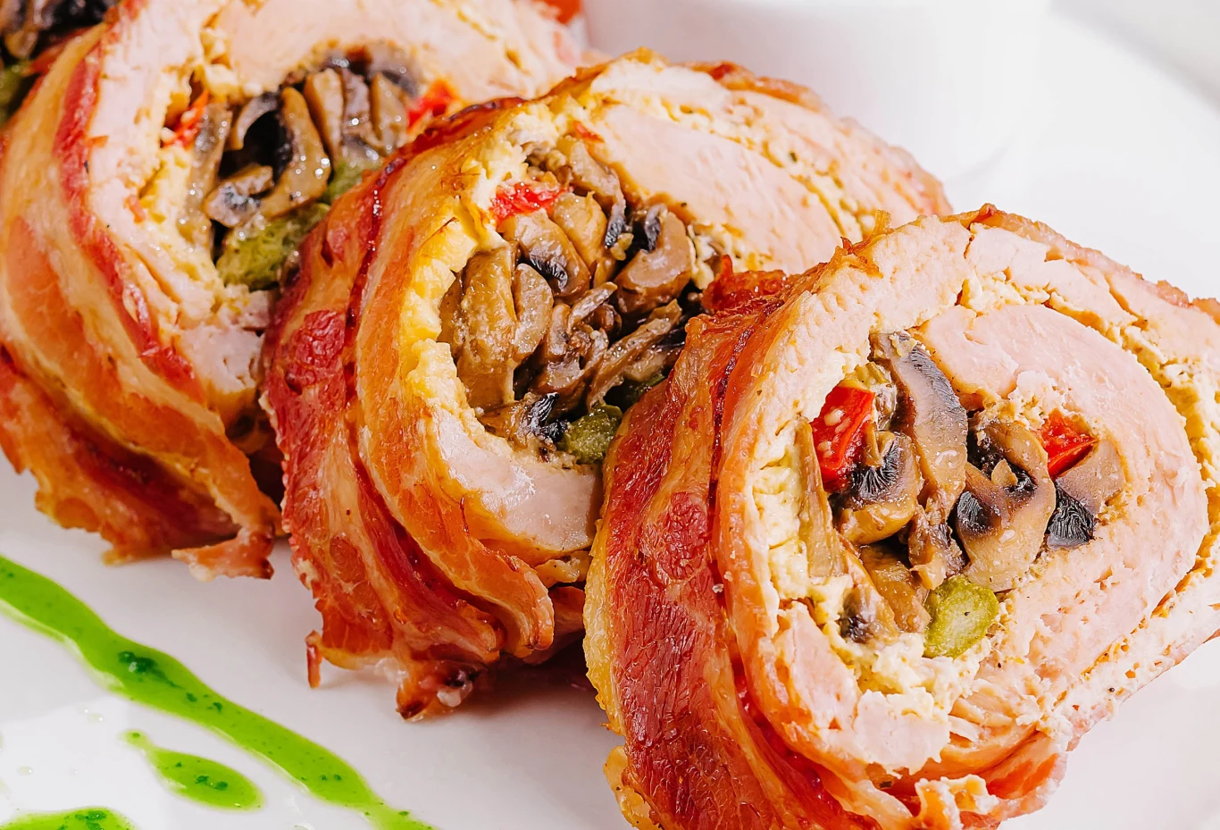 Ten indyk faszerowany to pyszny i elegancki obiad Indyk faszerowany warzywami ułożony na białym półmisku.