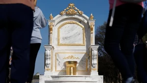 Tron ze złotą toaletą w Waszyngtonie. Postawili go dla Donalda Trumpa