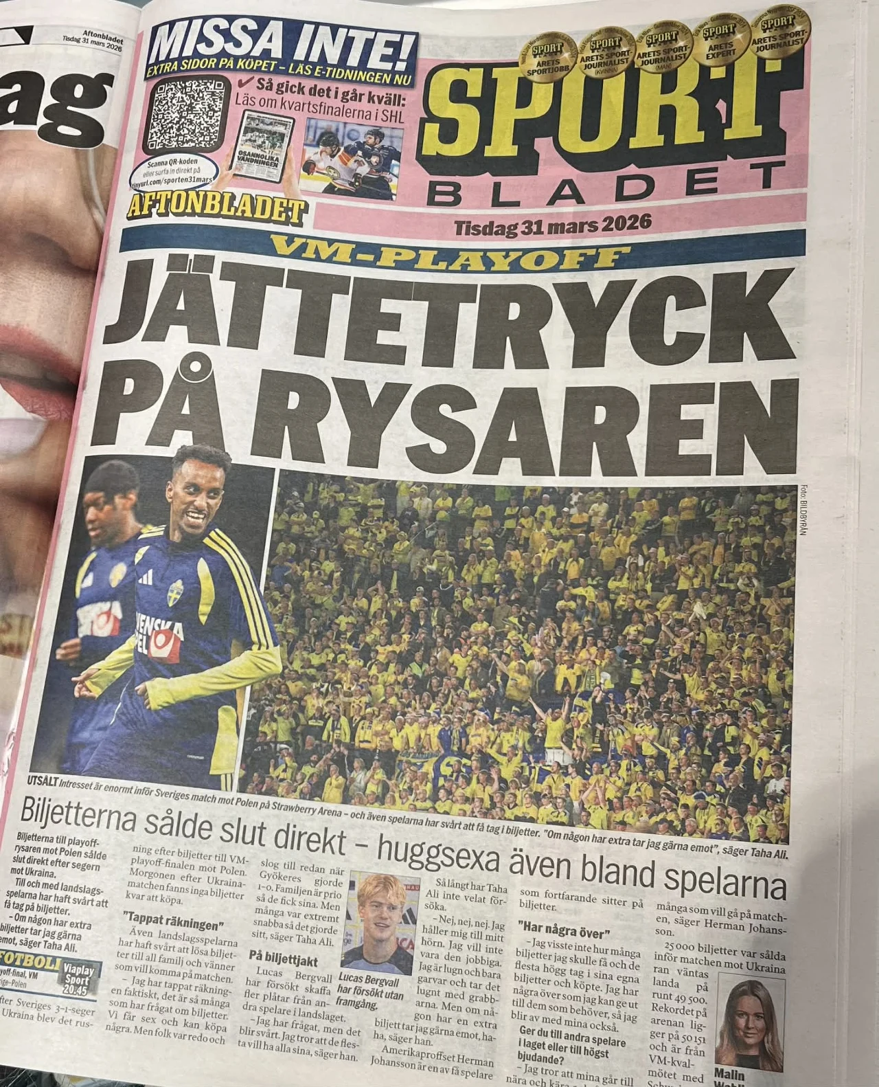 tłum ubranych na żółto kibiców na stadionie piłkarskim podczas emocjonującego meczu, na pierwszym planie zawodnicy drużyny w żółto-niebieskich strojach celebrujący wydarzenie