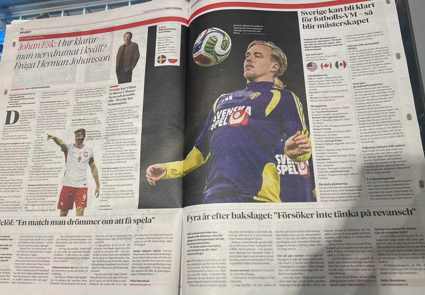 strona gazety sportowej z dużym zdjęciem piłkarza w żółto-niebieskim stroju, unoszącego się pod piłką futbolową w ruchu, oraz mniejszym zdjęciem drugiego piłkarza w białym stroju wskazującego palcem; wokół zdjęć rozmieszczone obszerne teksty oraz nagłó...