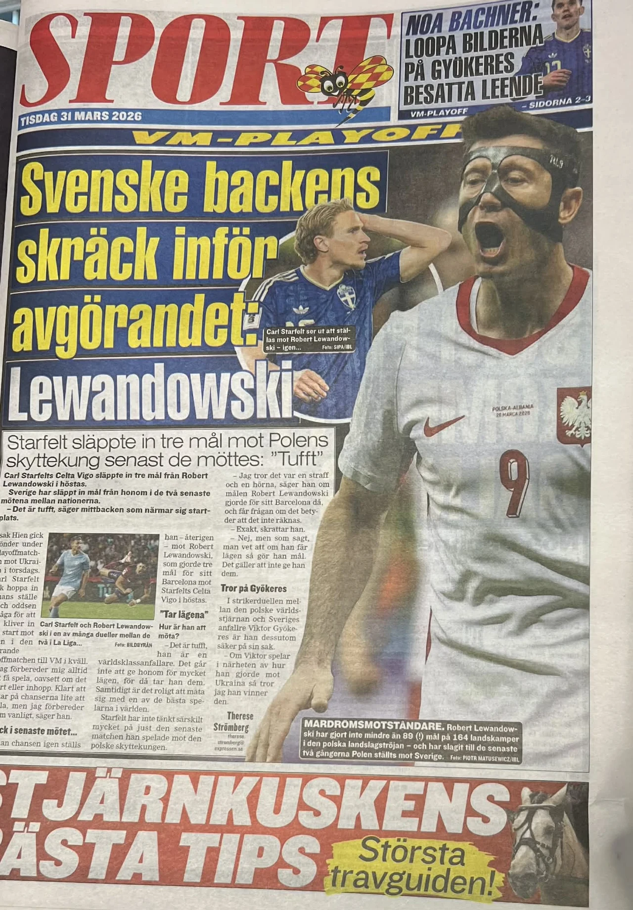 Robert Lewandowski w białej koszulce reprezentacji Polski podczas ekspresyjnej celebracji, z opaską na twarzy, dominuje pierwszą stronę sportowej gazety; w tle widoczny szwedzki piłkarz oraz żółto-czarne nagłówki i fragmenty tekstu dotyczące meczu elim...
