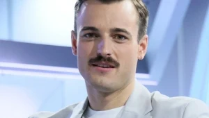 Gospodarz "Koła fortuny" błysnął z partnerem obrączką na palcu. Wydało się