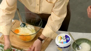 Wszystkie składniki na masę serową krótko miksujemy, tylko do połączenia, aby zachować puszystość