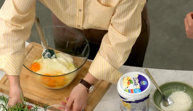 Wszystkie składniki na masę serową krótko miksujemy, tylko do połączenia, aby zachować puszystość