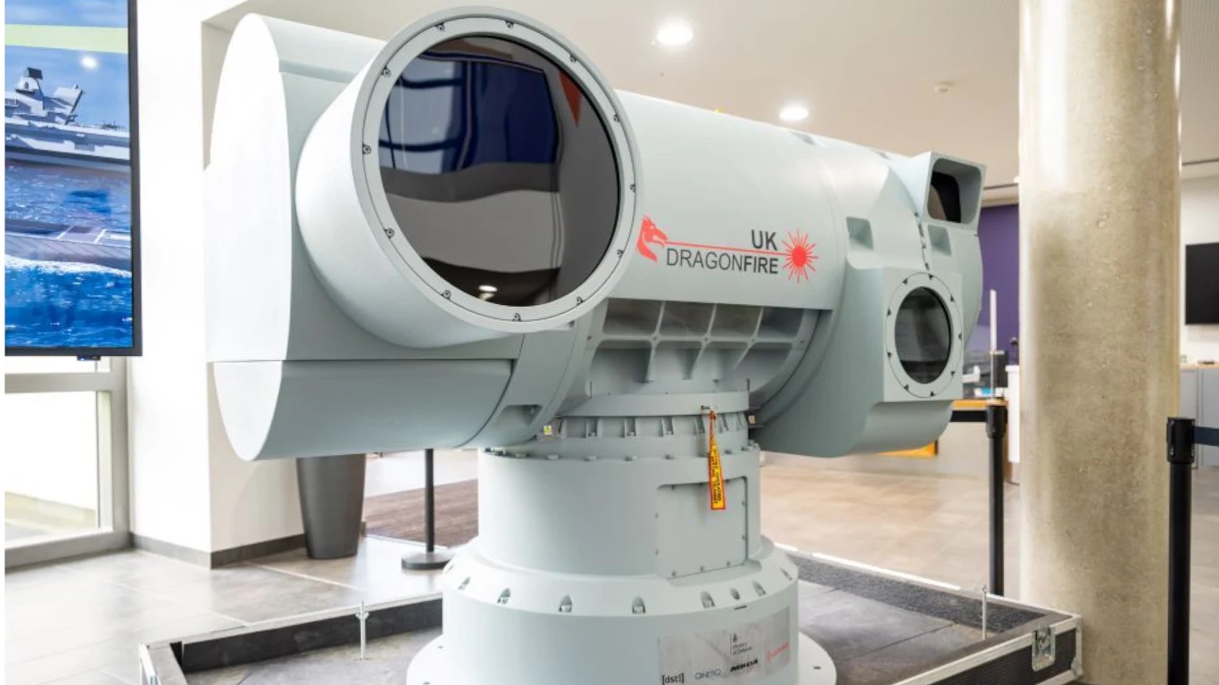 nowoczesny system laserowy UK Dragonfire z dużą, okrągłą soczewką oraz zaawansowaną elektroniką zamocowany na stabilnej podstawie w jasnym, przestronnym wnętrzu