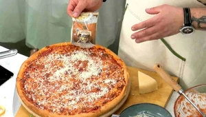 Pizzę nowojorską wyróżnia sposób pieczenia w blasze oraz hojniejsze podejście do sosu i sera 