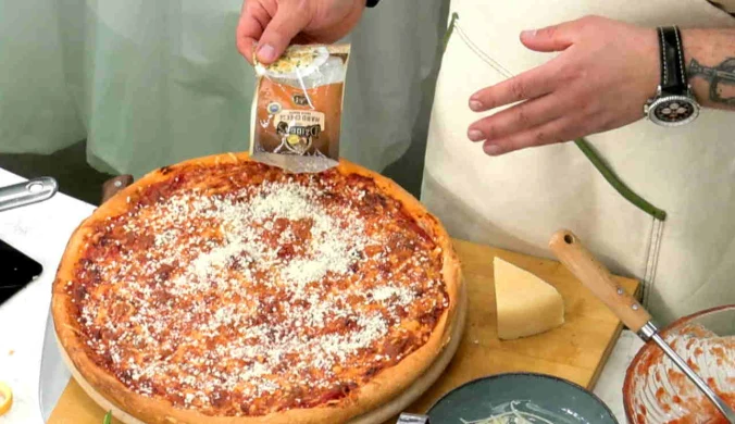 Pizzę nowojorską wyróżnia sposób pieczenia w blasze oraz hojniejsze podejście do sosu i sera 