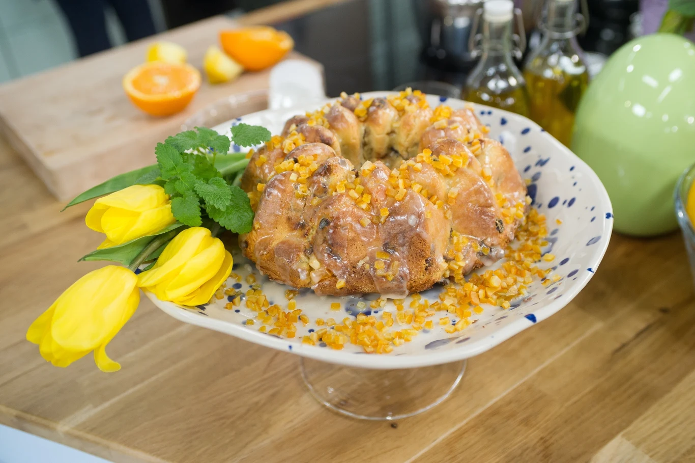 Ekspresowa babka drożdżowa. Każdy poradzi sobie z przygotowaniem jej na święta. Ekspresowa babka drożdżowa upieczona według prostego przepisu, gotowa do podania na świąteczny stół.