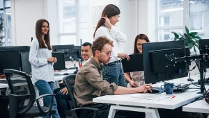 Duże firmy zapowiadają cięcia. Pracownicy mówią o "28 dniach piekła"