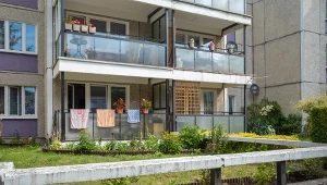 Czy przed blokiem można zbudować altankę lub pergolę? Oto co mówią przepisy.