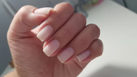 Paznokcie po zdjęciu manicure hybrydowego wymagają regeneracji. Jak o nie zadbać? / Canva Pro