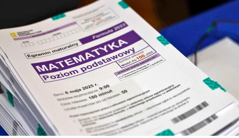 Czy matematyka na maturze przestanie być obowiązkowa? Stos egzemplarzy arkusza maturalnego z matematyki 2025 z datą, godziną i liczbą punktów do zdobycia.