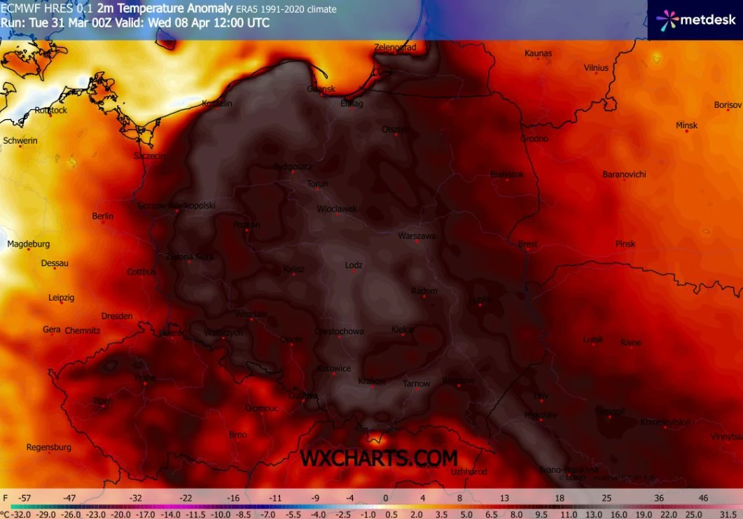 Mapa Polski i krajów sąsiednich z wyraźnym obszarem anomalii temperatury, gdzie większa część Polski jest oznaczona ciemnym kolorem, wskazującym na niższą temperaturę względem otoczenia, natomiast obszary wokół Polski mają intensywniejsze, czerwone odc...