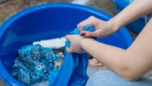 Te ubrania pierz ręcznie. Pralka może je zniszczyć