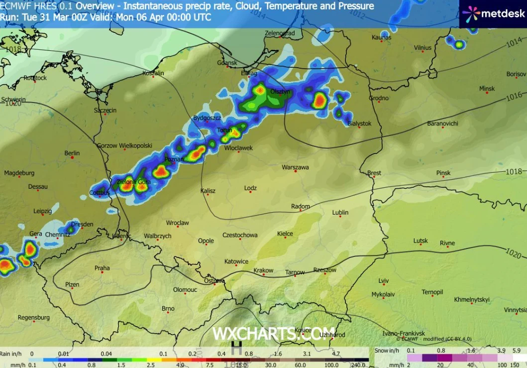 Mapa pogodowa Polski z wyraźnie zaznaczonym pasem intensywnych opadów deszczu przebiegającym skośnie od północnego zachodu w kierunku południowego wschodu kraju, obejmującym m.in. województwa wielkopolskie, kujawsko-pomorskie i mazowieckie, z najintens...