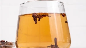 To prosty napój, który świetnie wpływa na organizm i sprawia, że skóra przyjemnie pachnie.