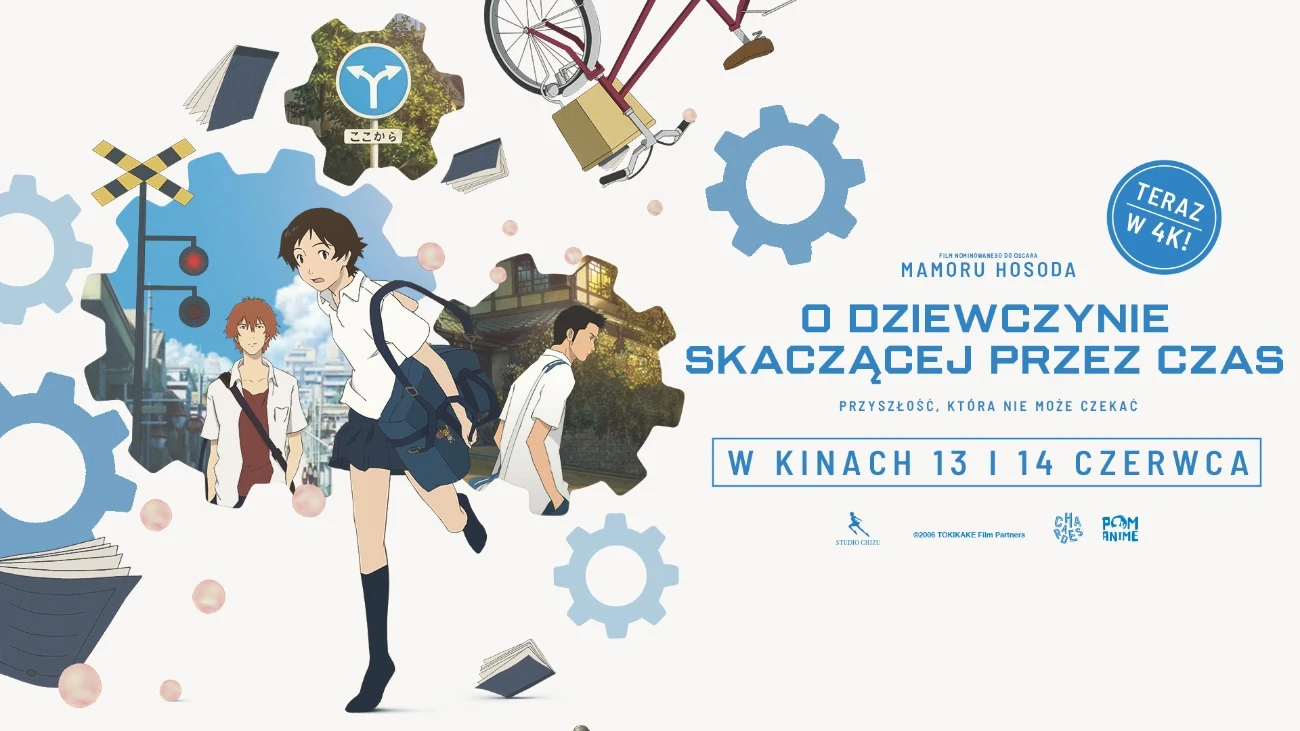 Trzy postacie w stylu anime, z których jedna, ubrana w mundurek szkolny i z plecakiem, dynamicznie skacze przez duże niebieskie tryby, książki i zegar, w tle widoczne rower oraz dodatki mechaniczne; po prawej stronie widoczny polski tytuł filmu oraz in...