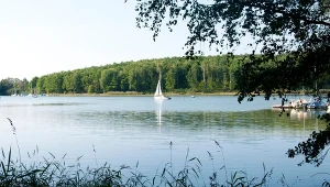 Poznaniacy z pewnością znają to jezioro, turyści jednak rzadko tu zaglądają 