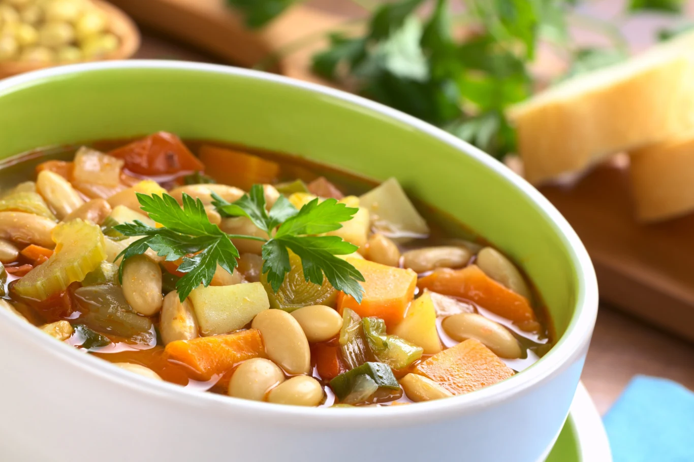 To połączenie składników może zdziałać dużo dobrego dla organizmu Zupa z fasoli i liści rzepy w misce.