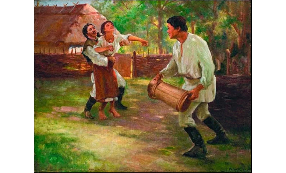 trzech mężczyzn w tradycyjnych ludowych strojach, dwóch z nich w żartobliwy sposób niesie trzeciego, śmiejąc się i bawiąc, podczas gdy czwarty mężczyzna biegnie w ich kierunku trzymając drewniane naczynie; w tle znajduje się wiejska chata kryta strzech...