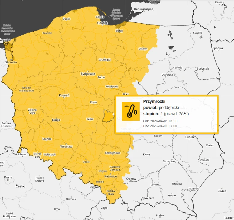 Mapa Polski z zaznaczonym na żółto obszarem objętym ostrzeżeniem meteorologicznym przed przymrozkami obejmującym większość kraju, z wyróżnionym powiatem poddębickim oraz informacją o stopniu zagrożenia i przewidywanym czasie wystąpienia zjawiska.