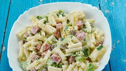Pyszna sałatka makaronowa. Syci na długi czas