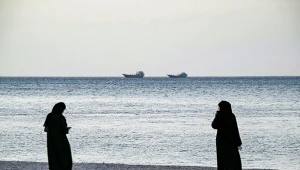 Świat zlekceważył możliwe negatywne skutki wojny na Bliskim Wschodzie. Na zdj. brzeg Cieśniny Ormuz po stronie Omanu 